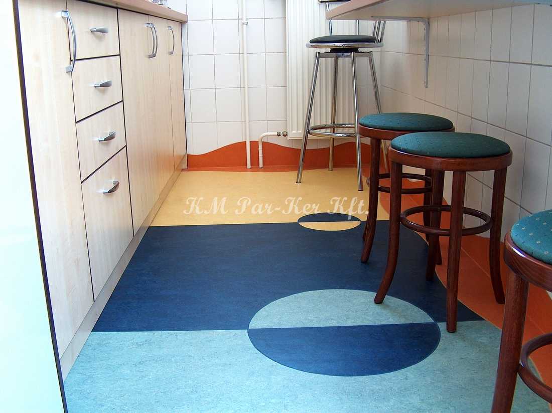 linóleum padló, mintás konyha olcsó anyagból
