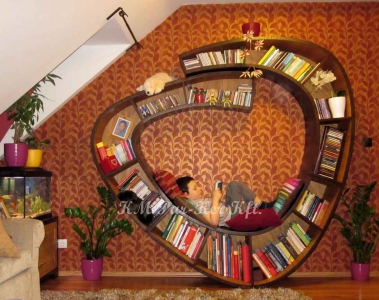 egyedi bútor, csiga könyvespolc, olvasókuckó